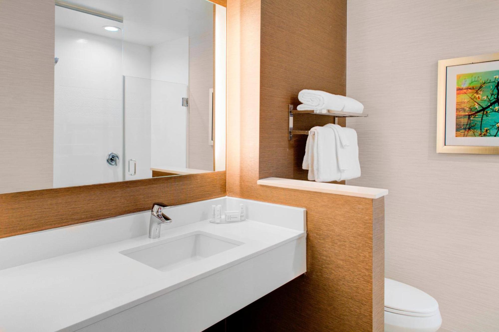 Fairfield & By Marriott North/airport 3*
