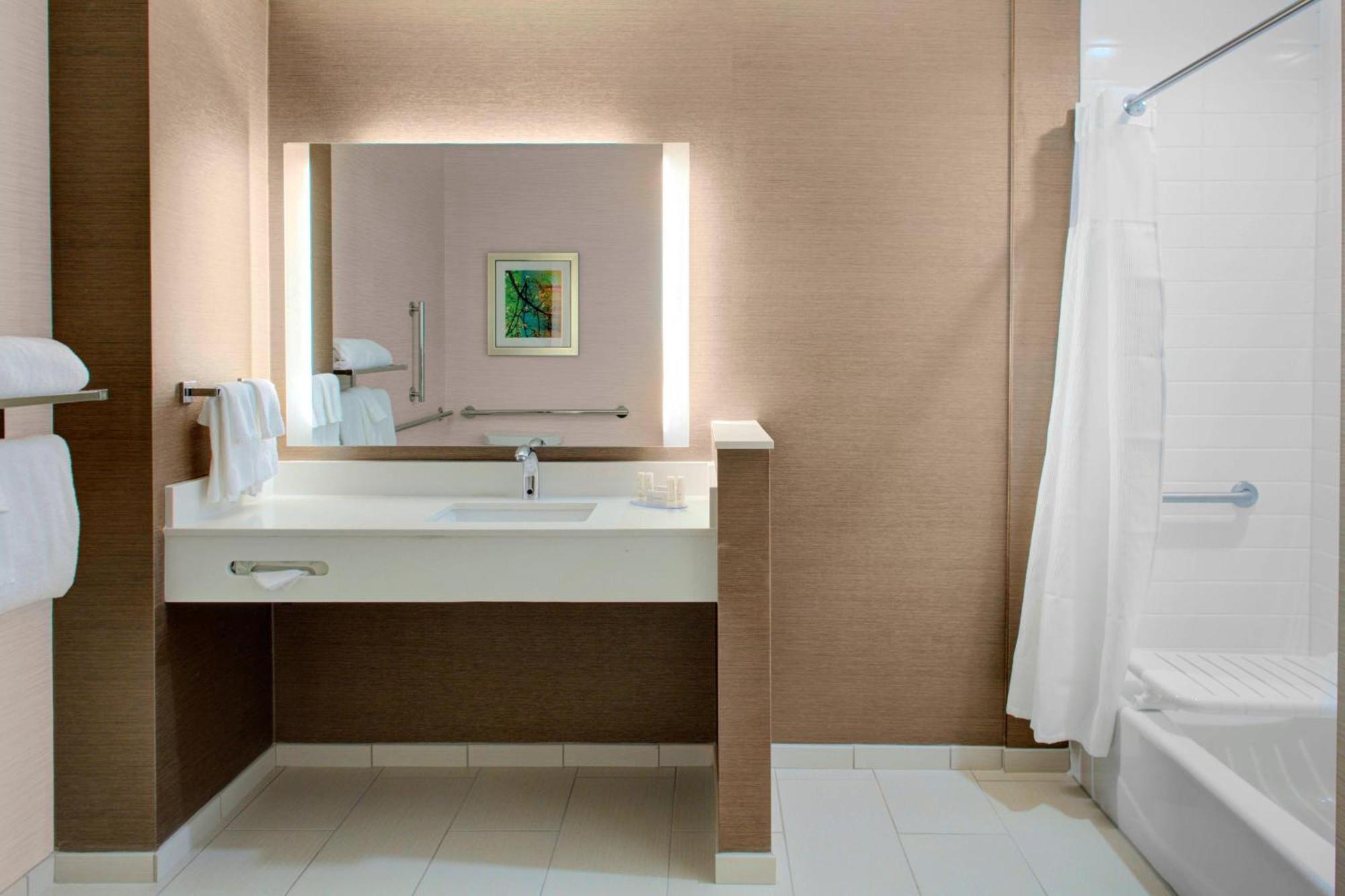 Fairfield & By Marriott North/airport Hotel 3*